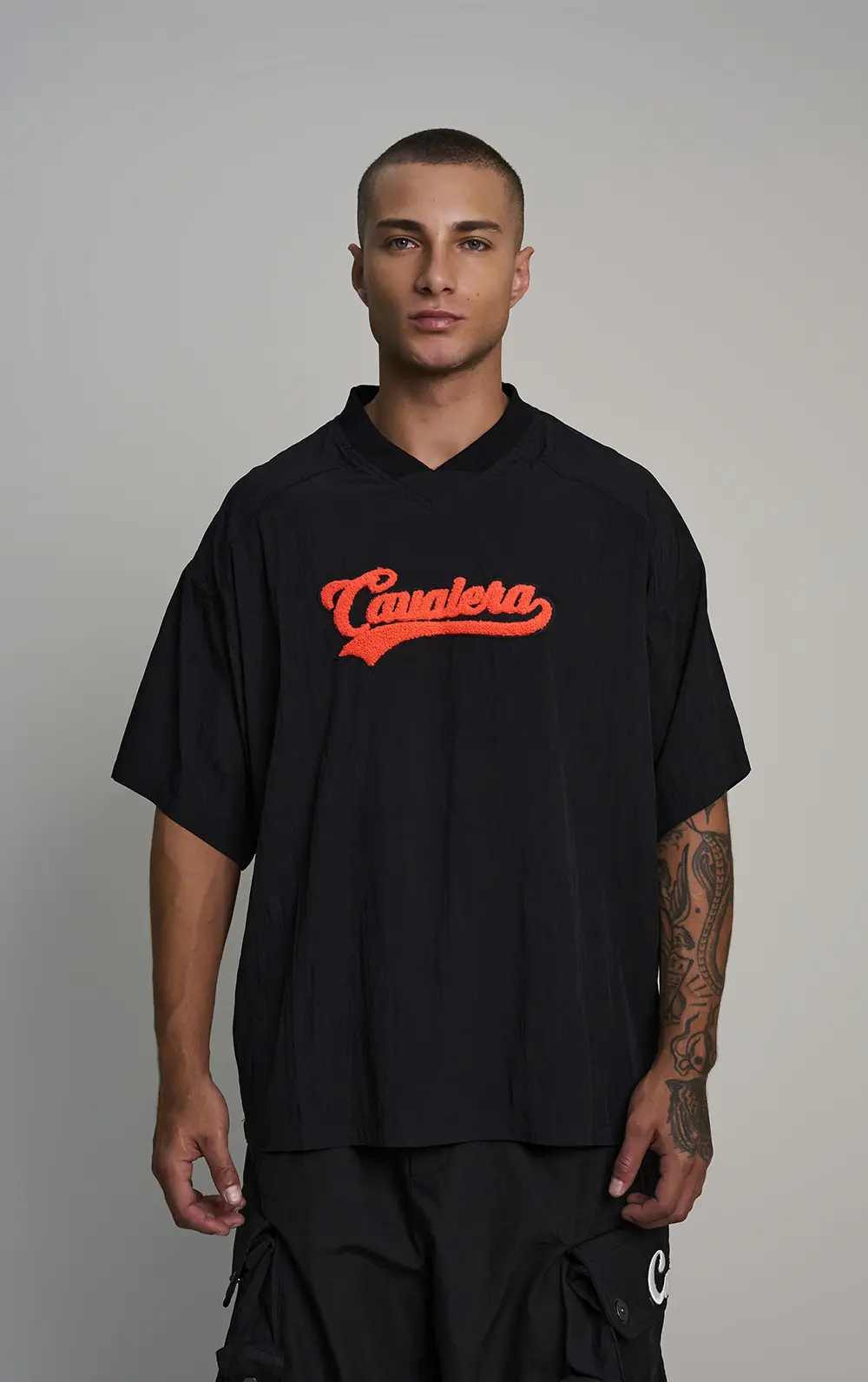 T-SHIRT DECOTE V RECORTES
