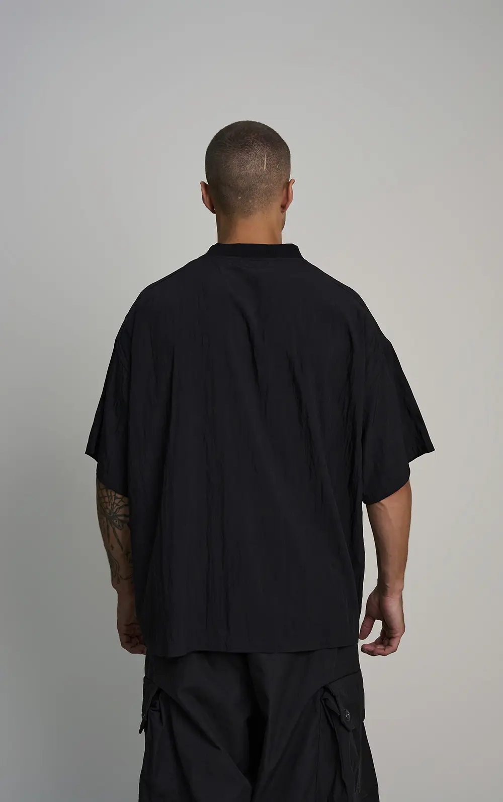 T-SHIRT DECOTE V RECORTES