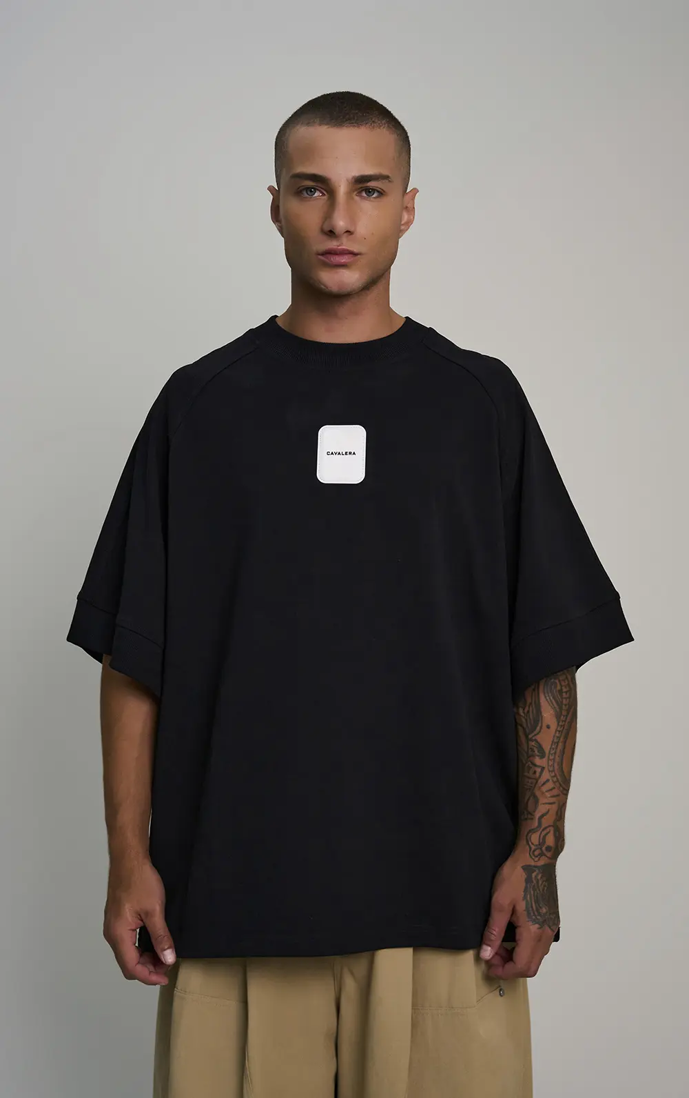 T-SHIRT FAIXAS SOBREPOSTAS NAS COSTAS