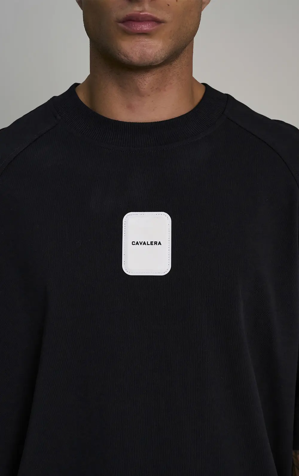 T-SHIRT FAIXAS SOBREPOSTAS NAS COSTAS