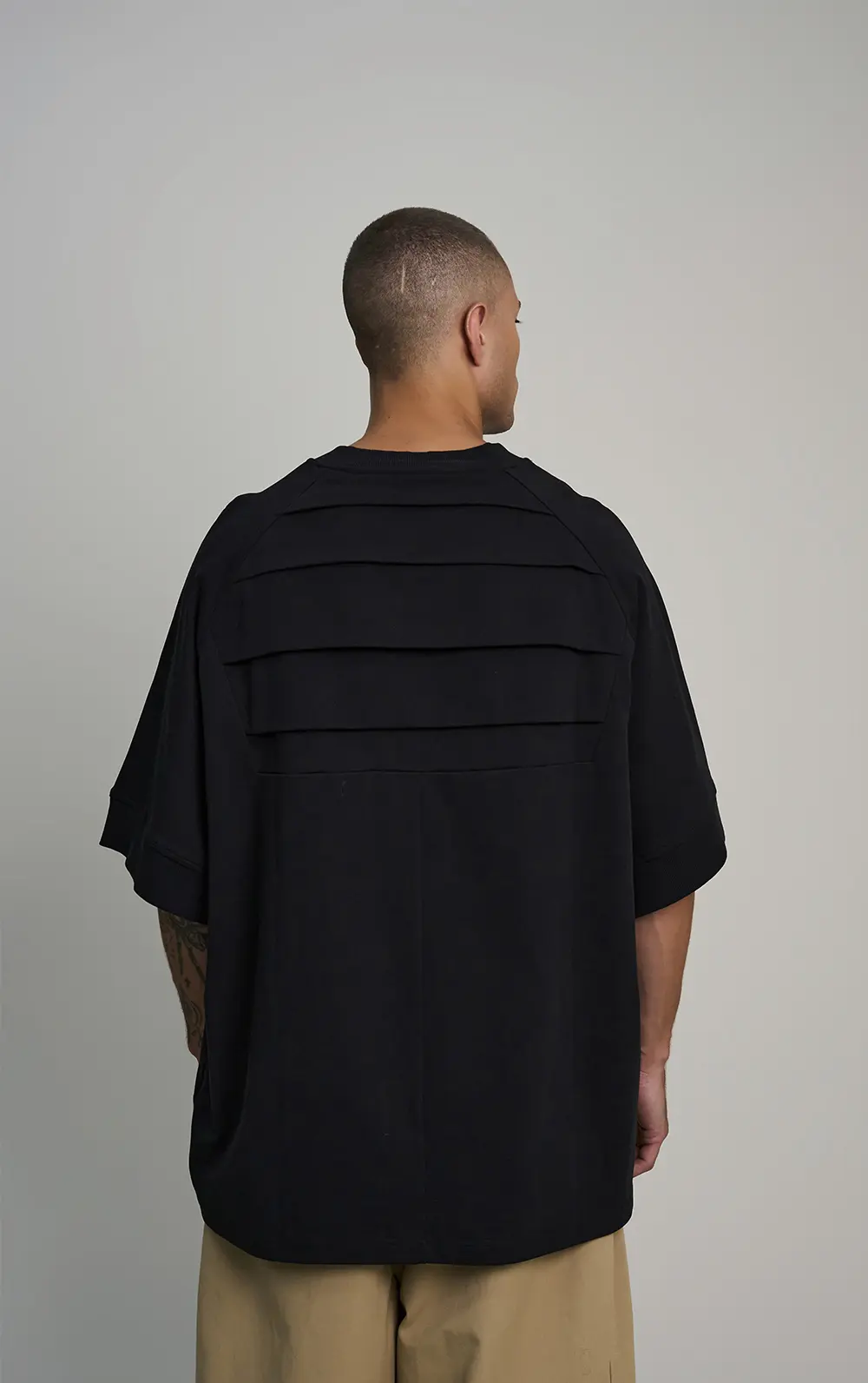T-SHIRT FAIXAS SOBREPOSTAS NAS COSTAS