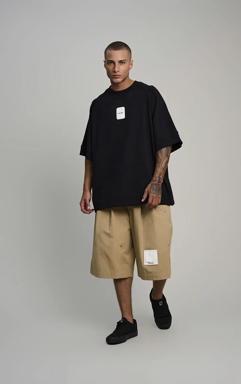T-SHIRT FAIXAS SOBREPOSTAS NAS COSTAS