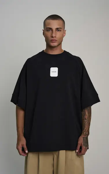 T-SHIRT FAIXAS SOBREPOSTAS NAS COSTAS