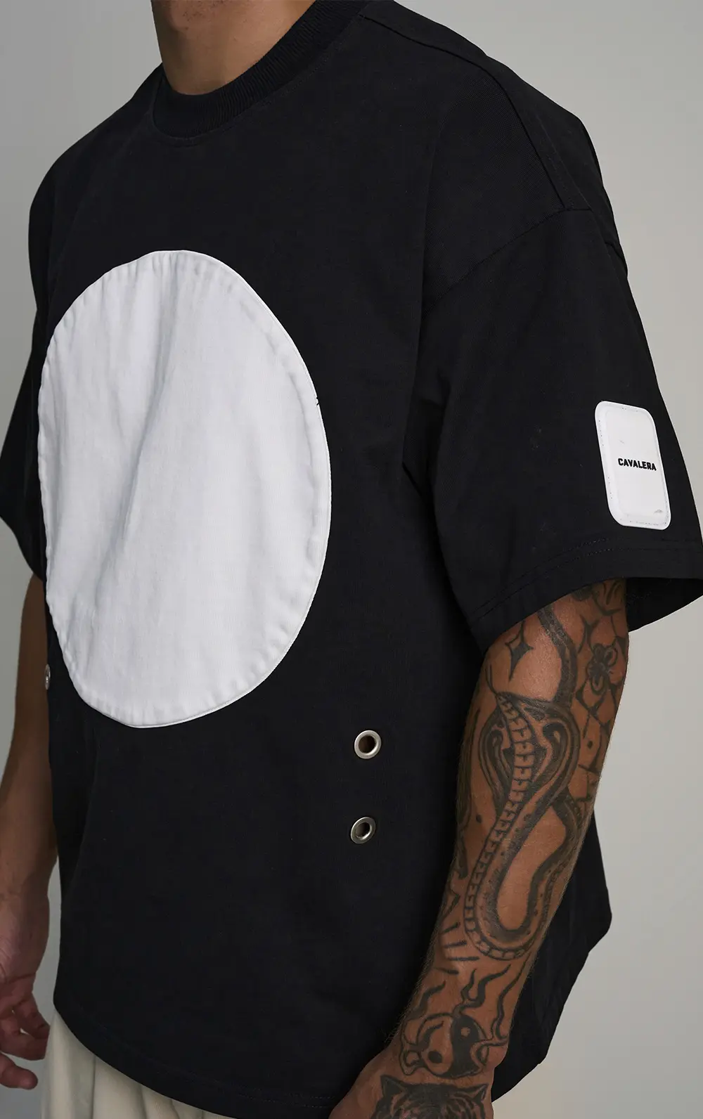 T-SHIRT LUA COM DETALHE EM ILHÓSES