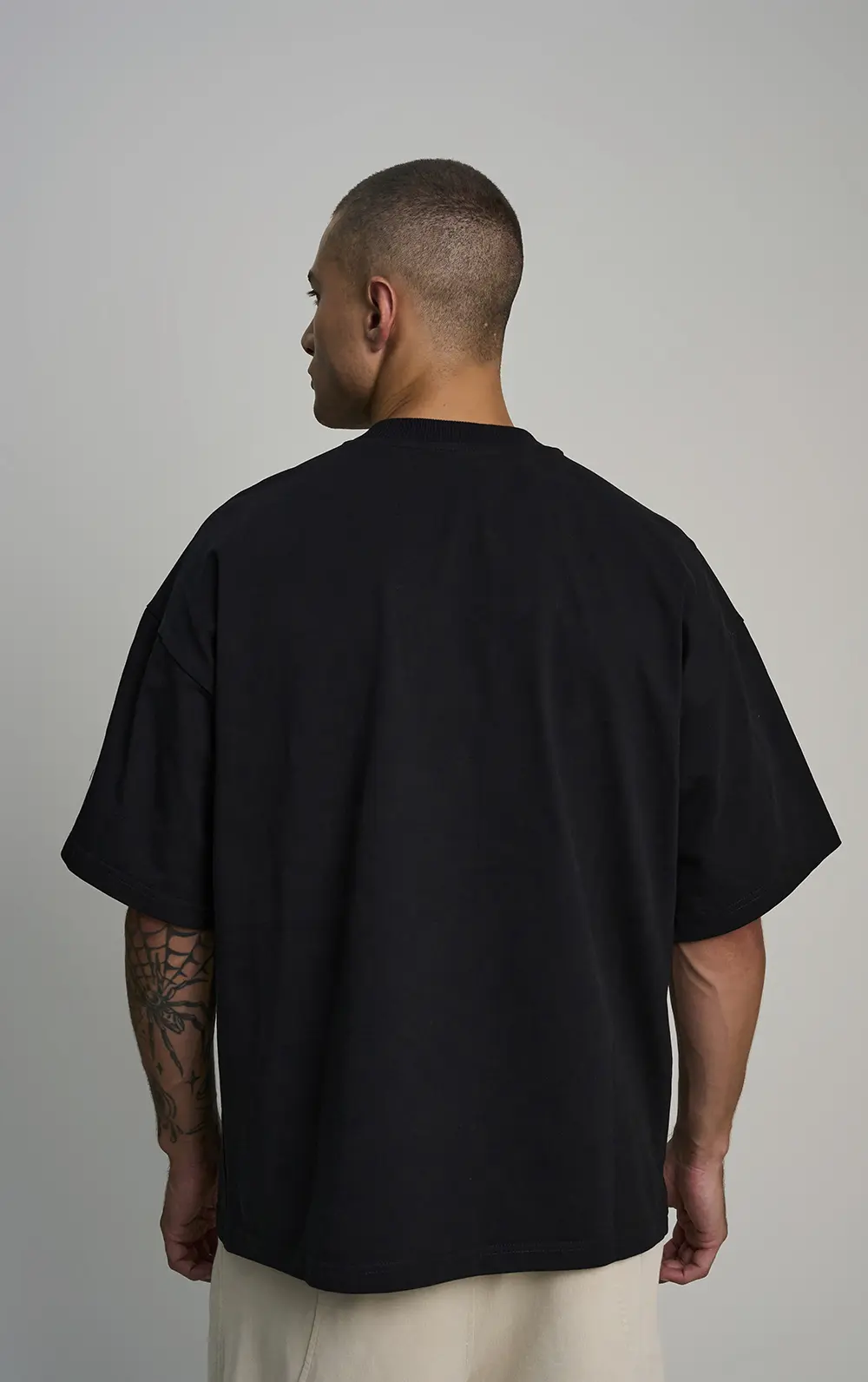 T-SHIRT LUA COM DETALHE EM ILHÓSES