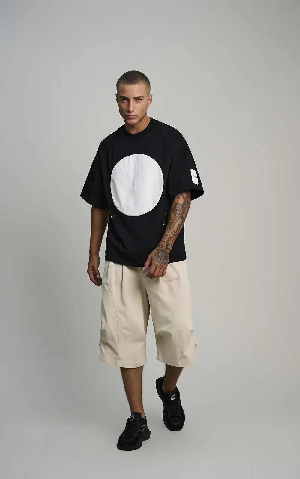 T-SHIRT LUA COM DETALHE EM ILHÓSES