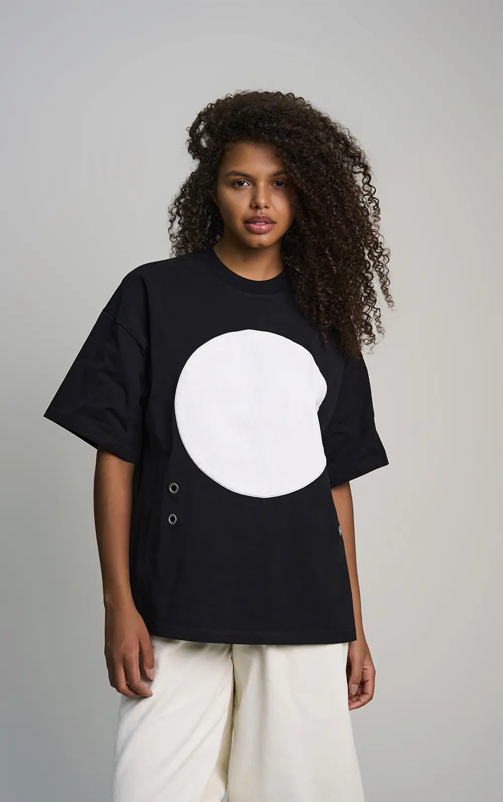 T-SHIRT LUA COM DETALHE EM ILHÓSES