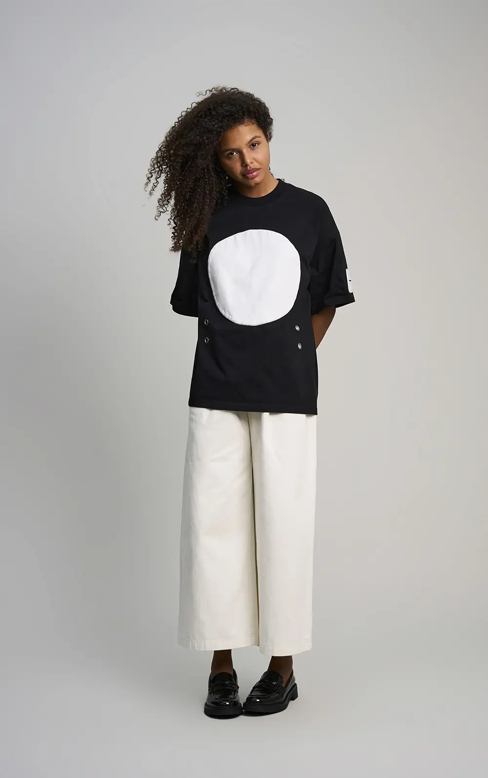 T-SHIRT LUA COM DETALHE EM ILHÓSES