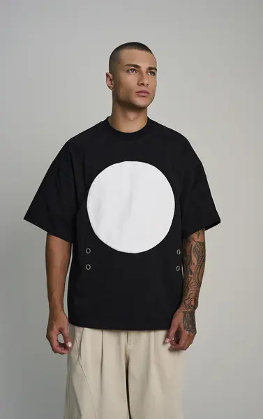 T-SHIRT LUA COM DETALHE EM ILHÓSES