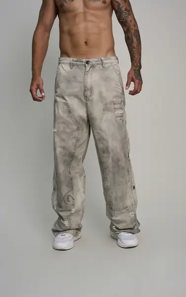 CALÇA JEANS ESTONADA COM PUIDOS