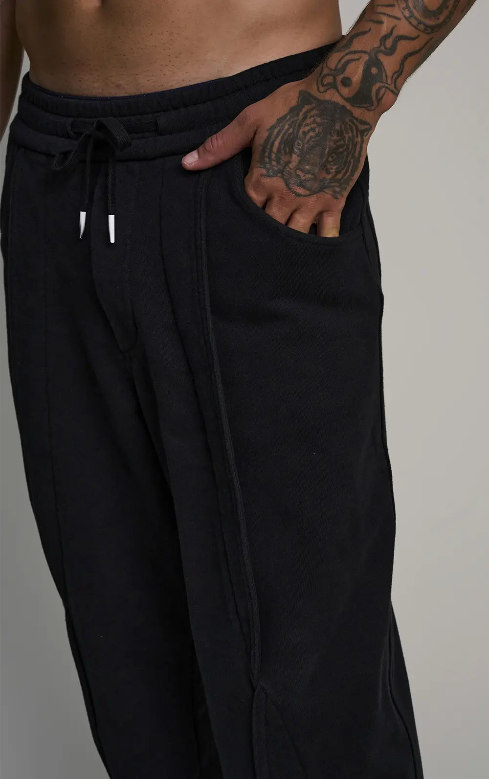 CALÇA DE MOLETOM RETA COM RECORTES