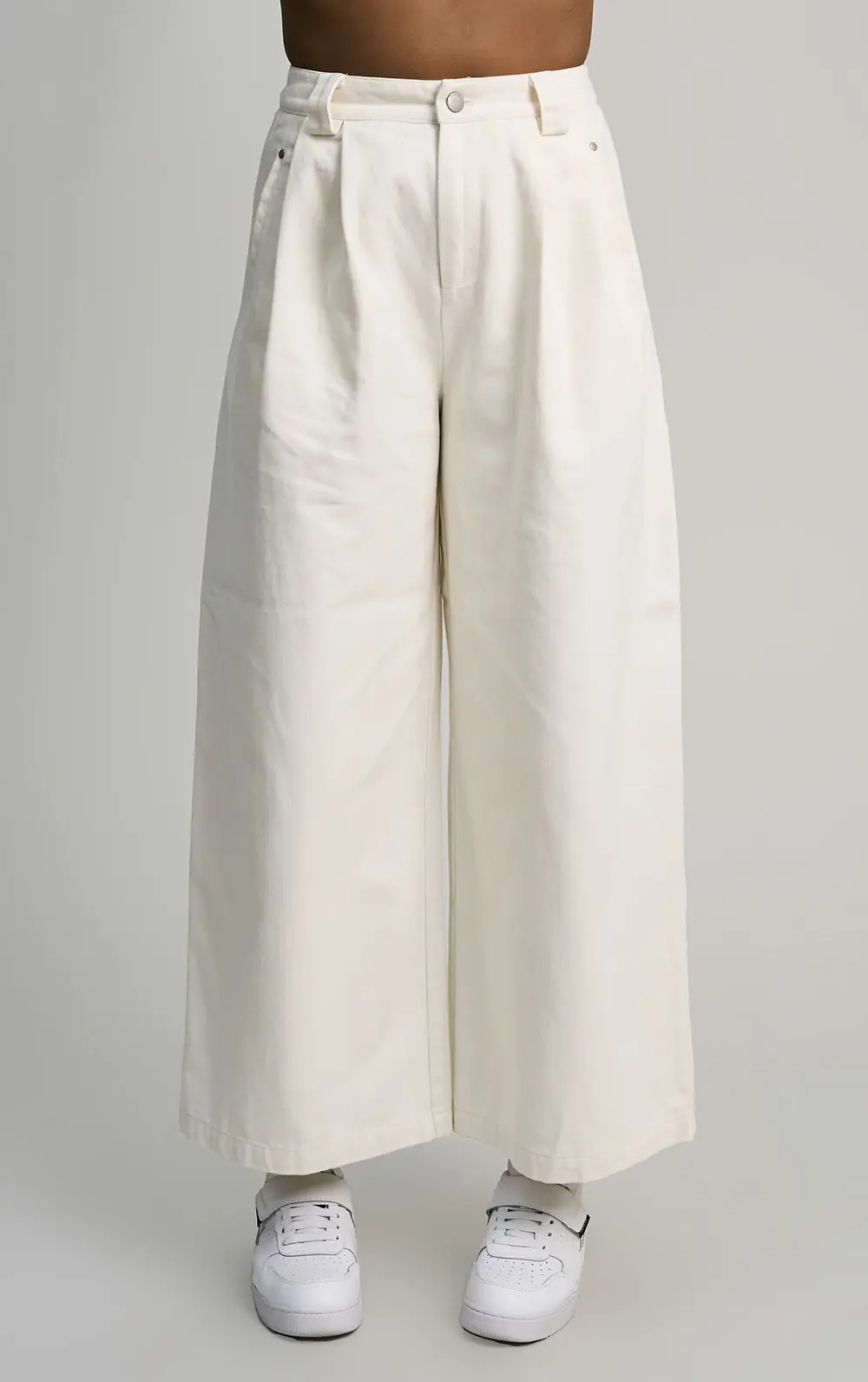 CALÇA JEANS AMPLA COM BOLSOS FACA