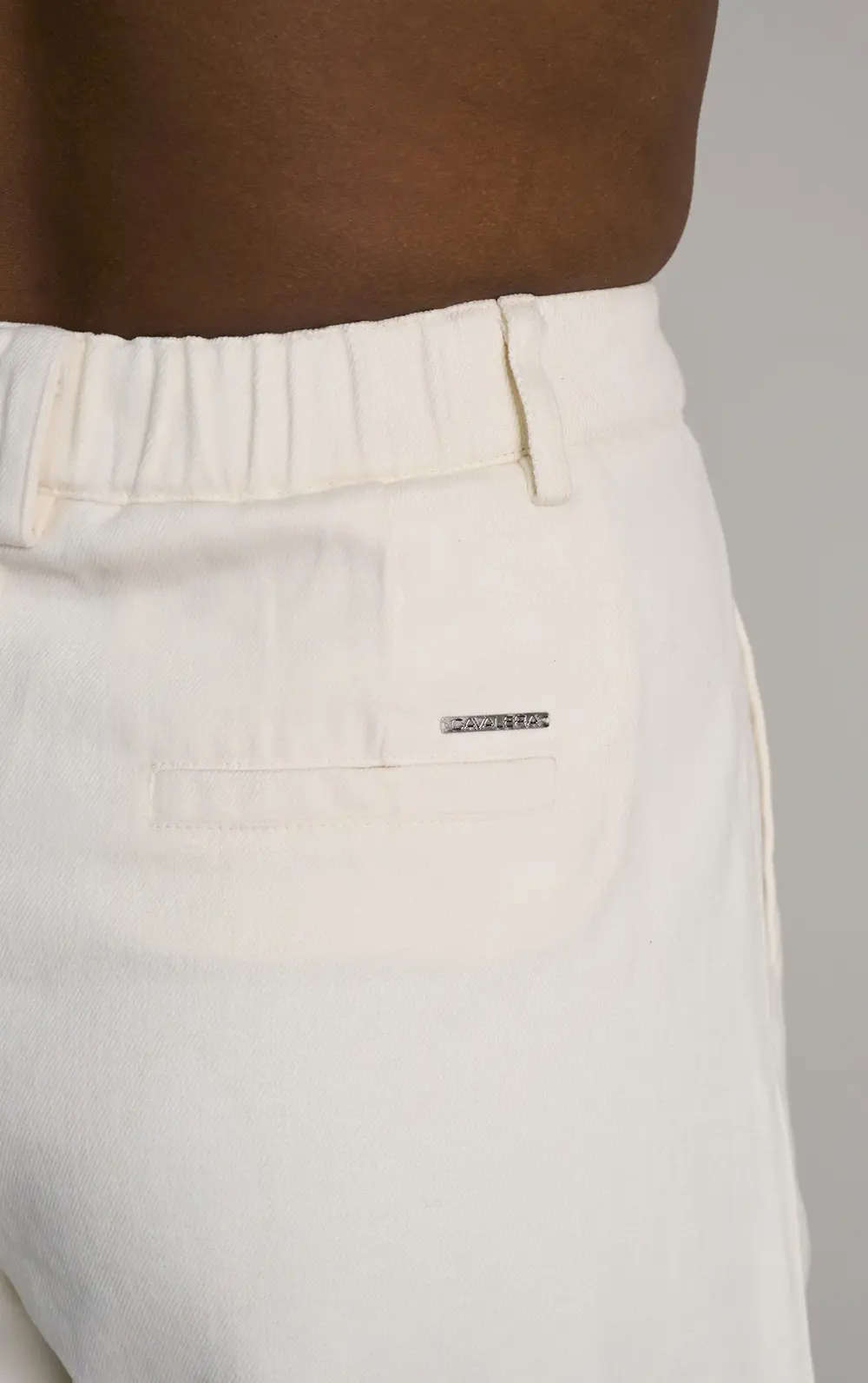 CALÇA JEANS AMPLA COM BOLSOS FACA