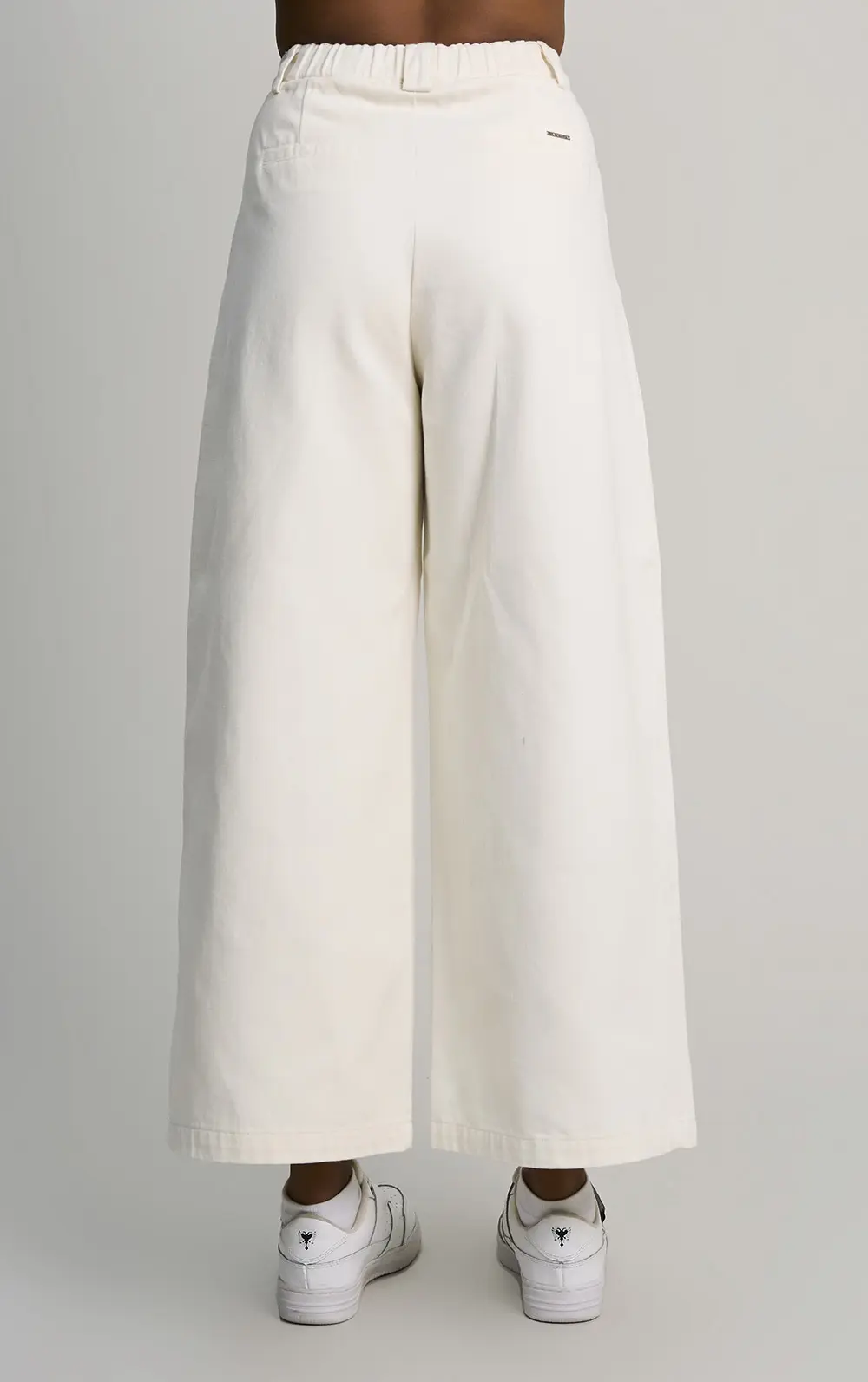 CALÇA JEANS AMPLA COM BOLSOS FACA