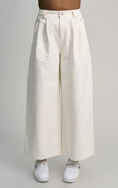 CALÇA JEANS AMPLA COM BOLSOS FACA