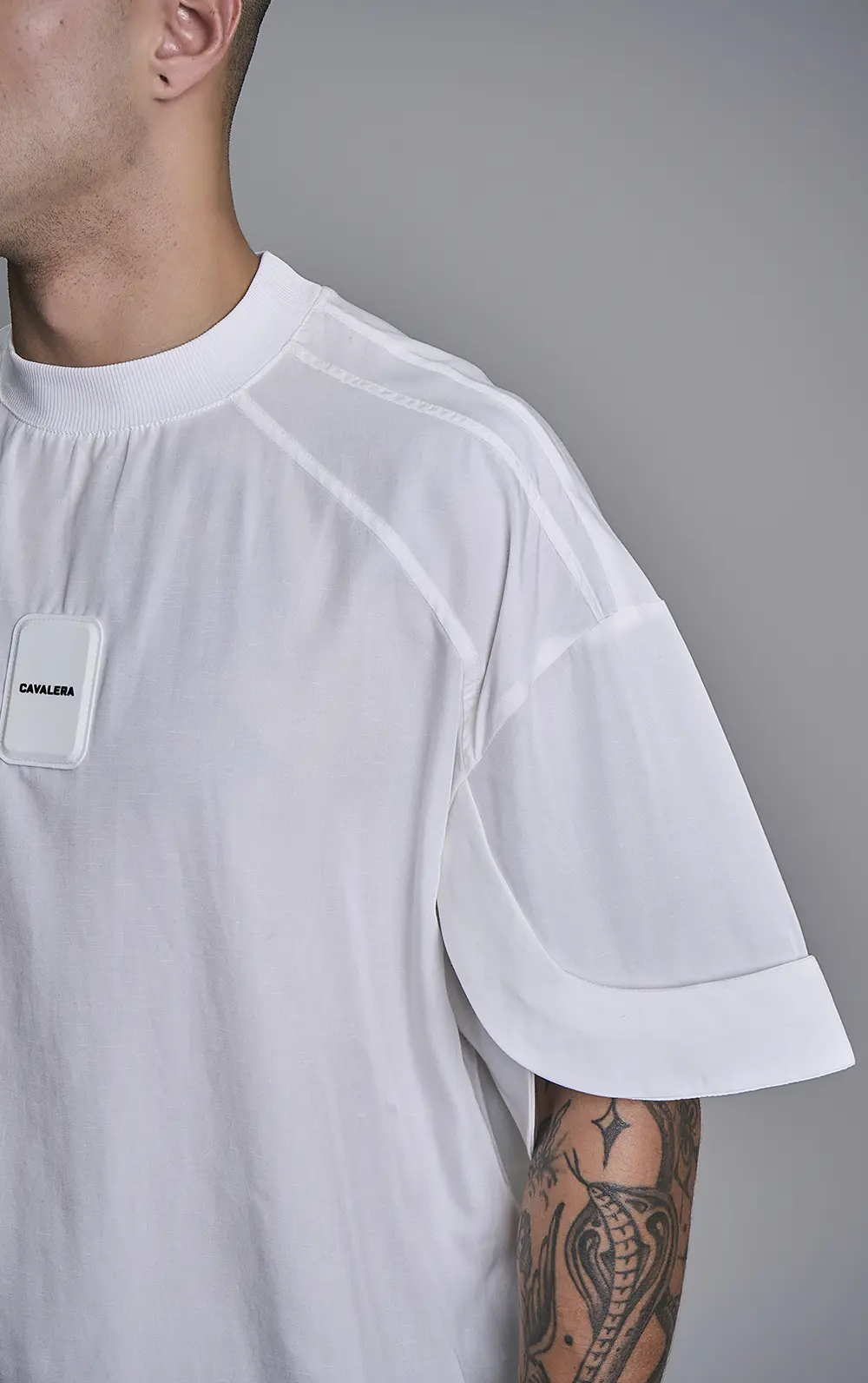 T-SHIRT MANGA FLUTUANTE VAZADA