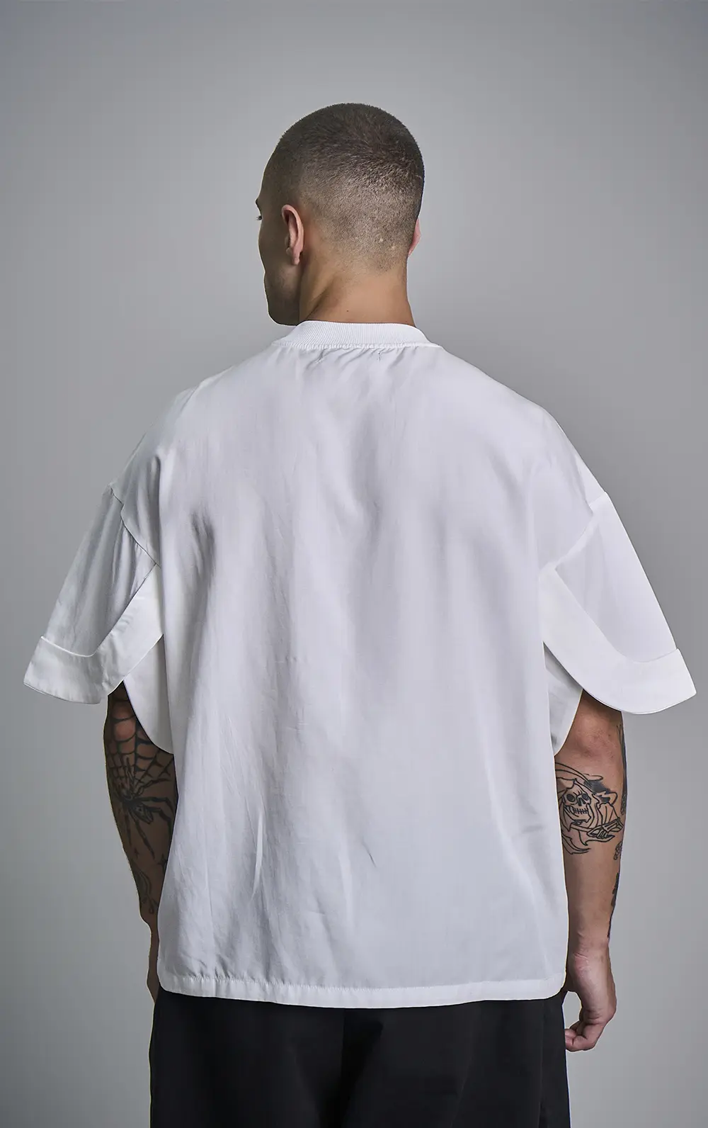 T-SHIRT MANGA FLUTUANTE VAZADA