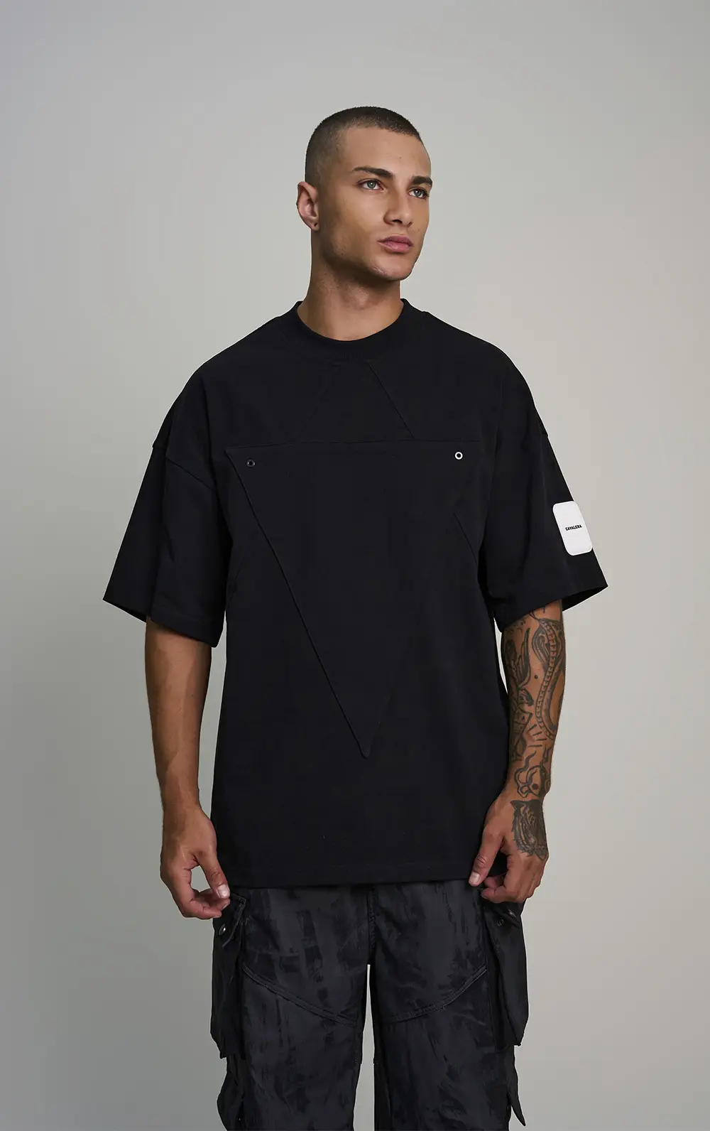 T-SHIRT TRIÂNGULO INVERTIDO